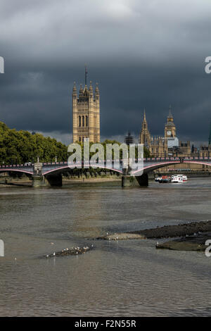 La Tamise à Londres à marée basse avec le soleil sur le pont de Lambeth Chambres du Parlement et Big Ben dans la distance Banque D'Images