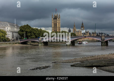 Marée basse vue de bancs de sable sur la Tamise et Lambeth Bridge avec les Chambres du Parlement et Big Ben au loin. Banque D'Images