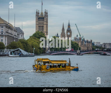 Duck Tours véhicule amphibie sur la Tamise en direction de Lambeth Bridge et de Westminster à Londres Banque D'Images