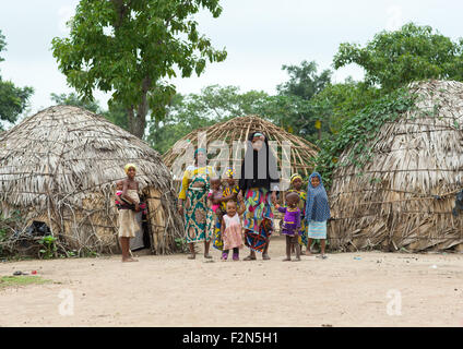 Le Bénin, en Afrique de l'Ouest, Savalou, tribu peul peul famille dans un village Banque D'Images