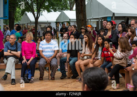 Les spectateurs à regarder les danseurs au Pérou Folklife Festival, Washington, D.C., juillet 2015. Banque D'Images