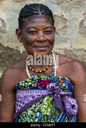 Le Bénin, en Afrique de l'Ouest, Bopa, prêtresse vaudou avec visage tatoué au cours d'une cérémonie Banque D'Images
