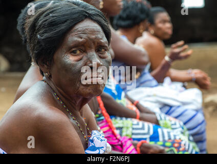 Le Bénin, en Afrique de l'Ouest, Bopa, prêtresse vaudou avec visage tatoué au cours d'une cérémonie Banque D'Images