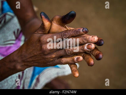 Le Bénin, en Afrique de l'Ouest, Bopa, claquements de mains femme lors d'une cérémonie vaudou Banque D'Images