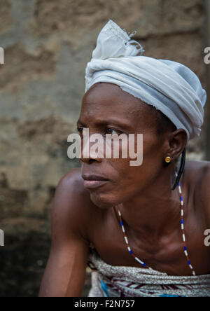 Le Bénin, en Afrique de l'Ouest, Bopa, femme au cours d'une cérémonie vaudou Banque D'Images