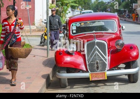 Voiture Citroen classique, Luang Prabang, Laos Banque D'Images