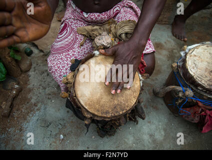 Le Bénin, en Afrique de l'Ouest, Bopa, batteur jouant au cours d'une cérémonie vaudou Banque D'Images