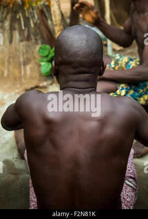 Le Bénin, en Afrique de l'Ouest, Bopa, batteur de retour au cours d'une cérémonie vaudou Banque D'Images