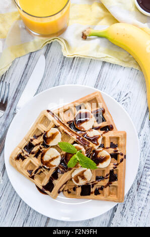 Gaufres aux bananes et sauce au chocolat (gros plan) Banque D'Images