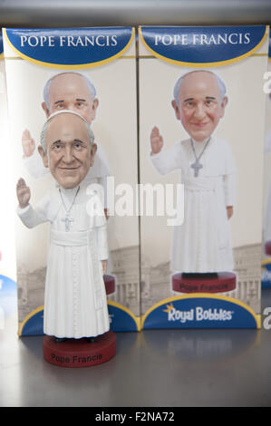 Philadelphie, Pennsylvanie, USA. Sep 21, 2015. Le pape François dolls sur l'affichage à des magasins de souvenirs au Philadelphia Convention Center en préparation de la visite du Pape François à l'égard des États-Unis. © Ricky Fitchett/ZUMA/Alamy Fil Live News Banque D'Images