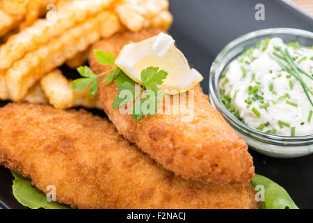 Filet de saumon frit avec des frites et des remoulade Banque D'Images