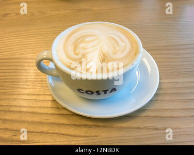 Une tasse de café blanc télévision dans une chaîne de café Costa Banque D'Images