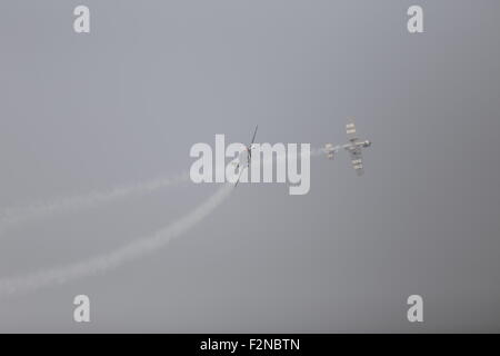 Shijiazhuang, Hebei, CHN. 18 Sep, 2015. Shijiazhuang, Chine - 18 septembre 2015 : (usage éditorial uniquement. Chine OUTï¼‰Aerobatic équipes provenant de Lituanie, en Scandinavie, en Australie exécuter ''Fast and Furious'' en battant assemblée générale de l'aviation générale et d'exposition à l'aéroport de Shijiazhuang Luancheng pendant trois jours. Y compris les avions YAK, Juka-50/52, Pitts S-2B/12S/S2S, Grumman G-164A et Su-26, Robinson R44, 12, 5b, Cessna 208/EX, Hawker hêtre g36, Cessna C172, DA40 diamond, Diamond DA42, King Air 350, Kitty Hawk 500, Cirrus SR20/22, Seagull 300, cirrus sf50, Tektronix Sud P92/P2006 seront tous y participer. Sa Banque D'Images