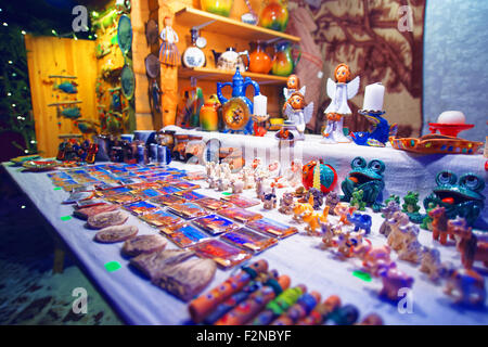 Petits pavillons de la vieille ville de Riga (Lettonie) Marché de Noël offrant une variété de souvenirs et cadeaux de Noël fait main Banque D'Images