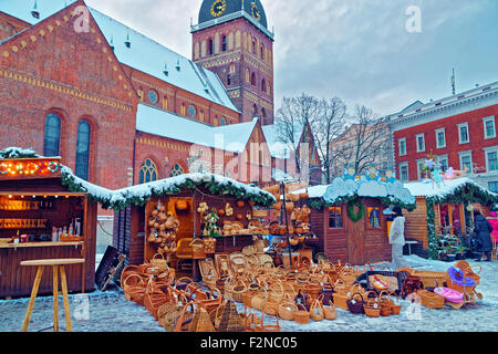 Marché de Noël traditionnel avec décrochage souvenirs panier de paille exposés à la vente dans la vieille ville de Riga, Lettonie Banque D'Images