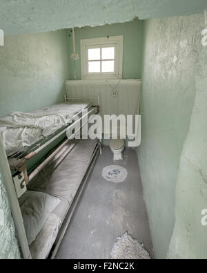 Ancienne cellule de prison avec des lits superposés Banque D'Images