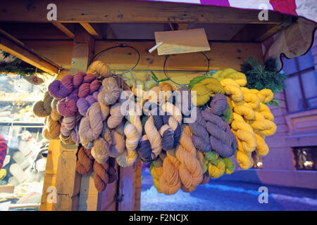 La laine et le tricot main exposés à la vente au marché de Noël traditionnel européen. Vieille ville de Riga, Lettonie Banque D'Images