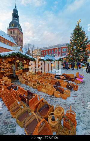 Marché de Noël à Riga, Lettonie. Panier de paille à la main souvenirs exposés à la vente Banque D'Images