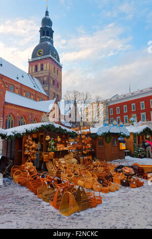 Panier de paille souvenirs exposés à la vente dans le marché de Noël de la vieille ville de Riga, Lettonie Banque D'Images