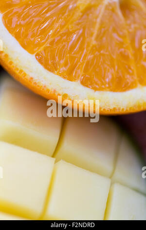Close up of fresh orange juteuse et les tranches de mangue Banque D'Images