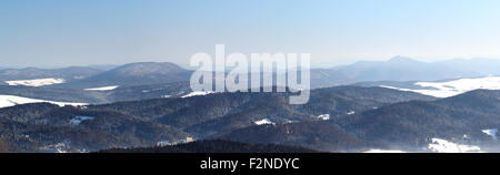 Panorama de montagnes en hiver, faible Beskides. Vue depuis la montagne, Jaworzyna Krynica-Zdroj, Pologne. Banque D'Images