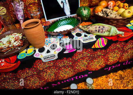 Offrandes de nourriture sont placés sur l'autel des morts (Autel de muertos) pendant le Jour des Morts festivités à Morelia, Mexique. Banque D'Images