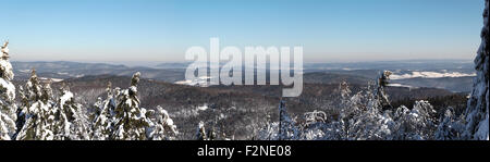 Panorama de montagnes en hiver. Vue depuis la montagne, montagnes Beskides Jaworzyna, Krynica-Zdroj, Pologne. Banque D'Images