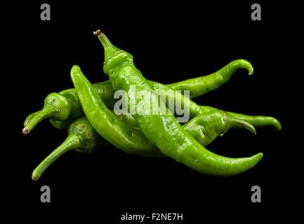 Piment vert isolé sur fond noir Banque D'Images