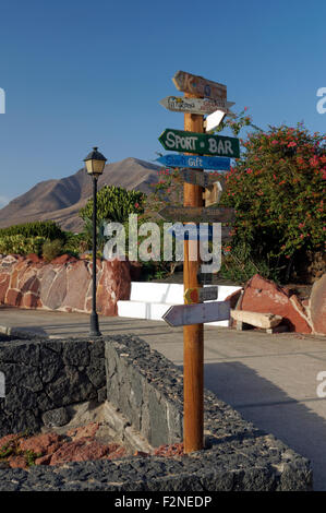 Panneau pour entreprises dans El Pueblo, centre commercial Las Coloradas, Playa Blanca, Lanzarote, îles Canaries, Espagne. Banque D'Images