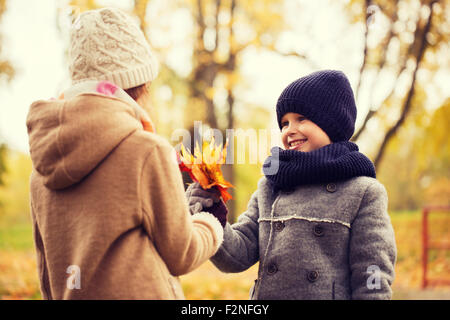 Smiling Children in autumn park Banque D'Images