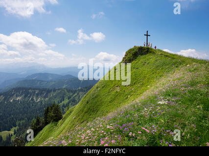 Sommet cross et fleurs de montagne sur la montagne, Hochgern Unterwössen, Alpes de Chiemgau, Upper Bavaria, Bavaria, Germany Banque D'Images