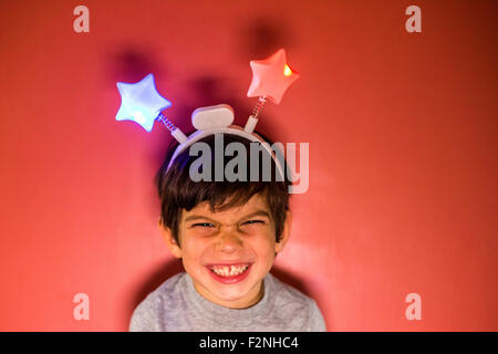 Mixed Race boy wearing headband avec étoile Banque D'Images