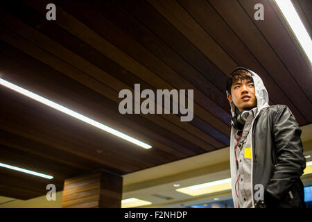 L'homme asiatique de marcher sous le plafond en bois Banque D'Images