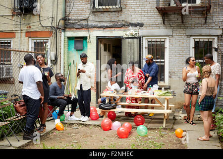 Bénéficiant d'un barbecue entre amis Banque D'Images