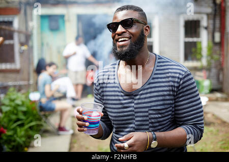 African American man de l'alcool à un barbecue Banque D'Images