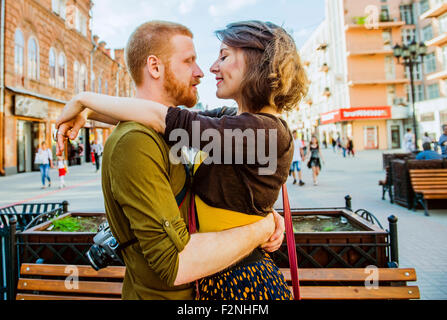 Caucasian couple hugging in city Banque D'Images