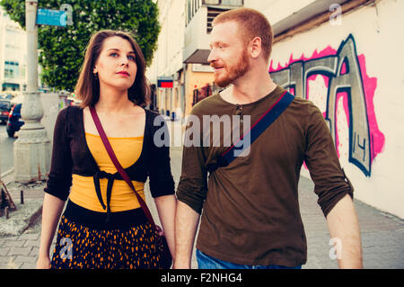 Couple marchant sur un trottoir de la ville Banque D'Images