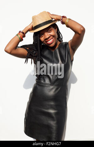 African American Woman wearing straw hat et robe en cuir Banque D'Images