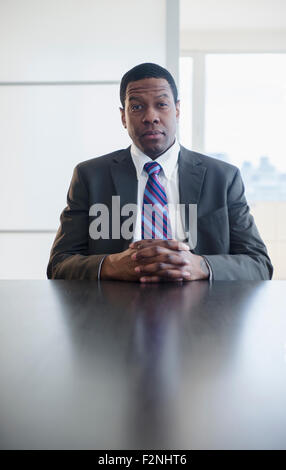 Businessman sitting at conference table réunion Banque D'Images