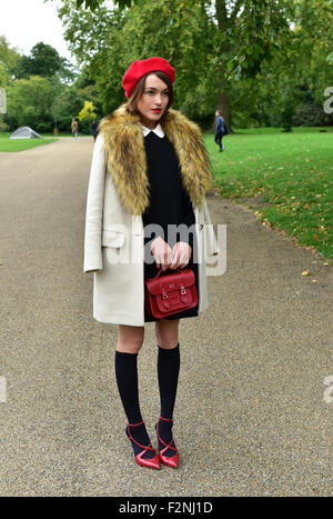 Modèle et blogger Ella Catliff arrivant au défilé Burberry lors de la London Fashion Week - 21 Sept, 2015 - Photo : Manhattan piste/Céline Gaille ***pour un usage éditorial uniquement*** Banque D'Images