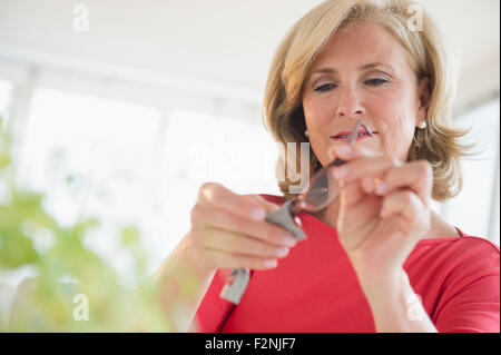 Caucasian woman lunettes nettoyage Banque D'Images