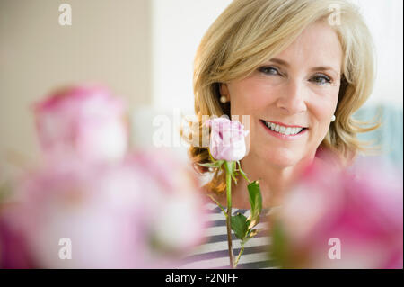 Caucasian woman holding rose rose Banque D'Images