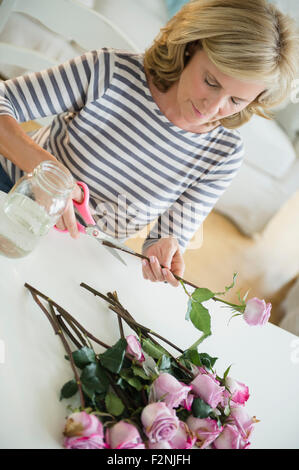 Caucasian woman fleurs de fraisage Banque D'Images