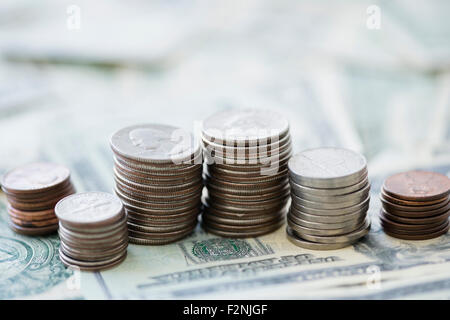 Close up de piles de pièces de monnaie et d'argent Banque D'Images