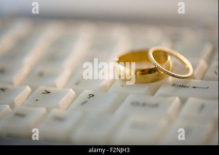 Close up de mariage on computer keyboard Banque D'Images