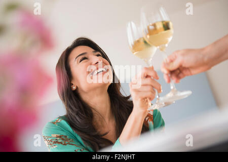 Couple toasting avec verres de vin blanc Banque D'Images