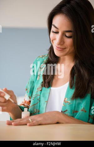 Close up of woman painting her fingernails Banque D'Images