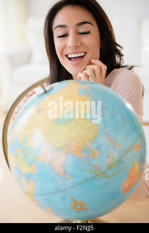 Woman admiring globe sur 24 Banque D'Images