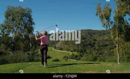 Caucasian woman en golf course Banque D'Images