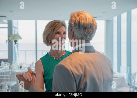 Couple dancing in empty restaurant Banque D'Images